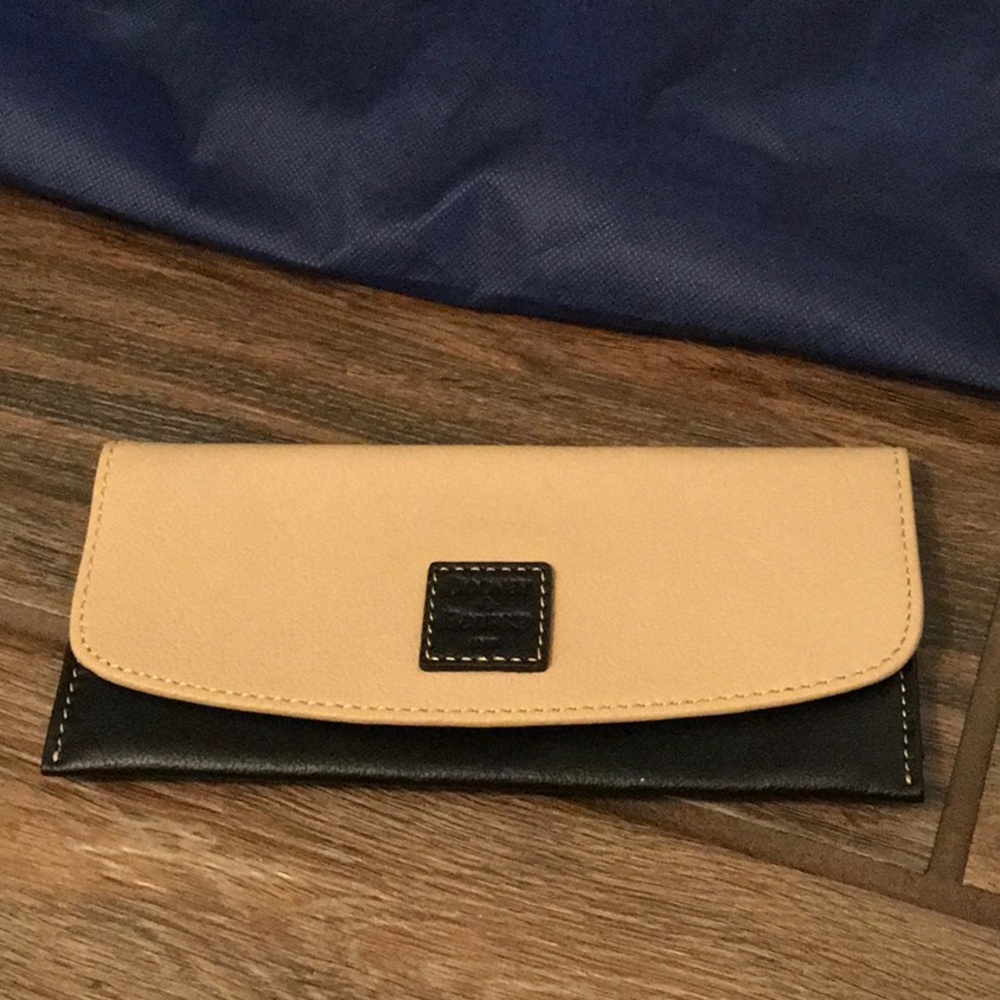 Dooney & Bourke Tan and Black Leather Shoulder Bag. NWOT - Picture 3 of 15